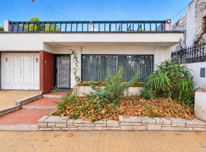 Casa · 300m² · 4 Dormitorios · 1 Cochera