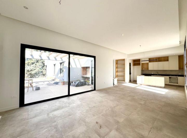 Casa · 165m² · 5 Ambientes · 2 Cocheras