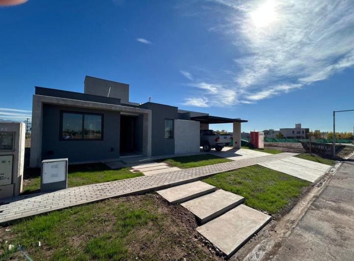 Casa · 216m² · 4 Ambientes · 2 Cocheras