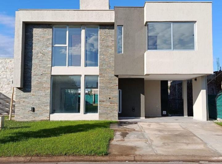 Casa · 142m² · 5 Ambientes · 1 Cochera