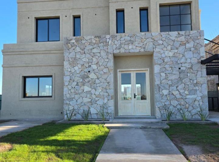 Casa · 230m² · 7 Ambientes · 1 Cochera