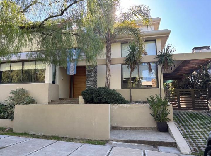 Casa · 305m² · 9 Ambientes · 2 Cocheras