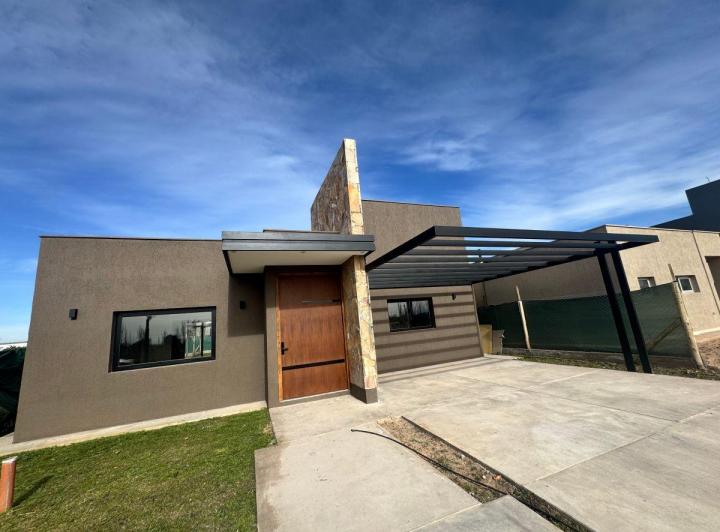 Casa · 227m² · 4 Ambientes · 2 Cocheras