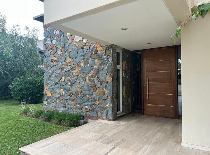 Casa · 450m² · 4 Dormitorios · 2 Cocheras