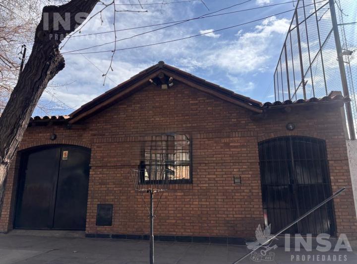 Casa · 156m² · 9 Ambientes · 1 Cochera