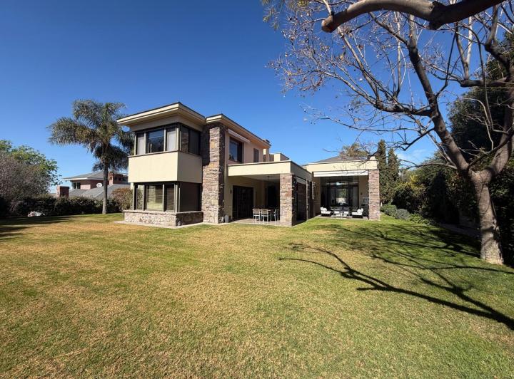 Casa · 572m² · 3 Dormitorios · 2 Cocheras