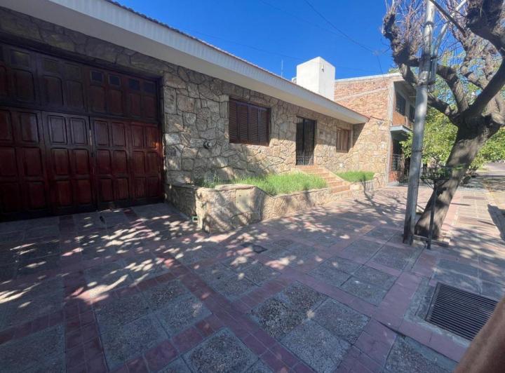 Casa · 232m² · 6 Ambientes · 3 Cocheras
