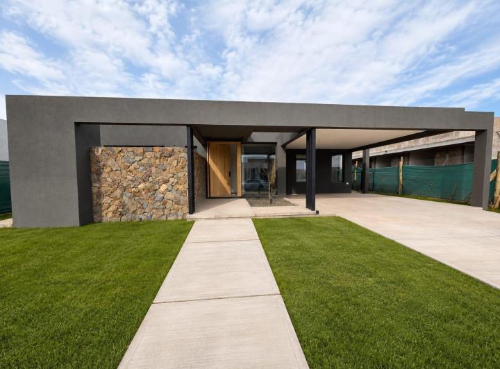 Casa · 224m² · 8 Ambientes · 2 Cocheras