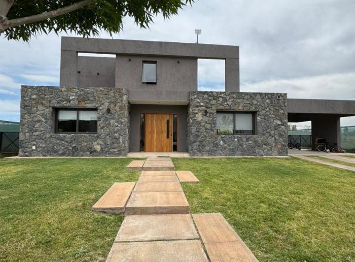 Casa · 180m² · 8 Ambientes · 2 Cocheras