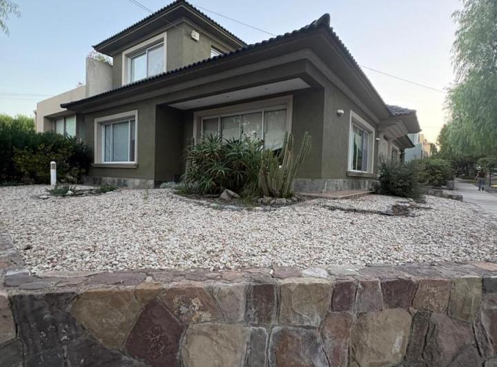 Casa · 300m² · 6 Ambientes · 2 Cocheras