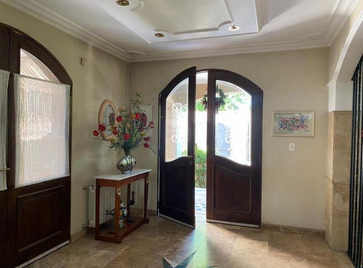 Casa · 300m² · 6 Ambientes · 2 Cocheras