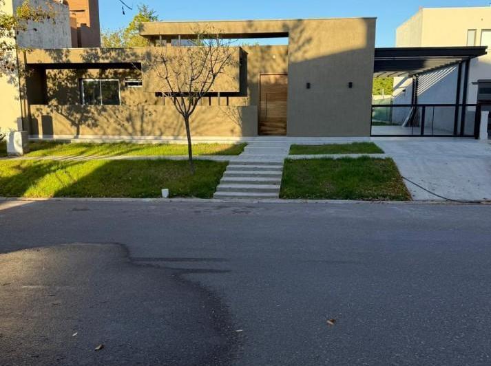 Casa · 220m² · 3 Dormitorios