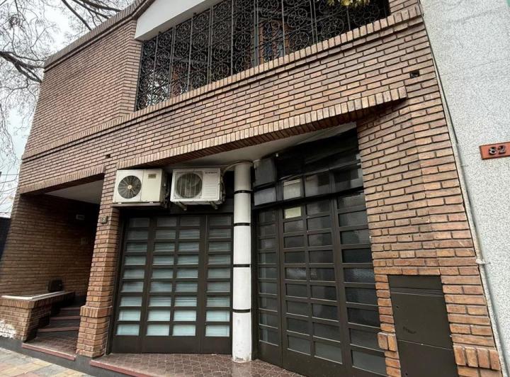 Casa · 315m² · 8 Ambientes · 1 Cochera