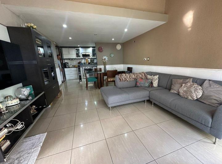 Casa · 360m² · 5 Ambientes · 2 Cocheras