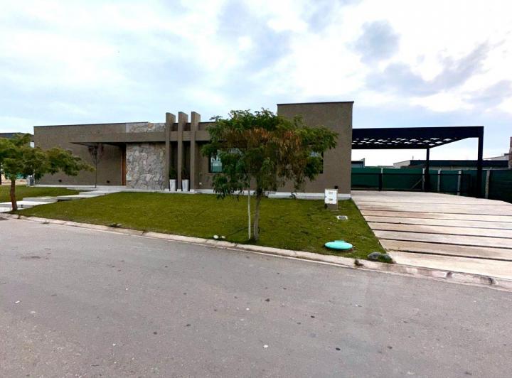 Casa · 225m² · 5 Ambientes · 2 Cocheras