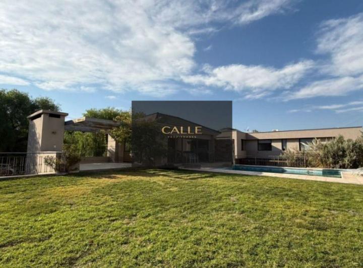 Casa · 840m² · 8 Ambientes · 3 Cocheras