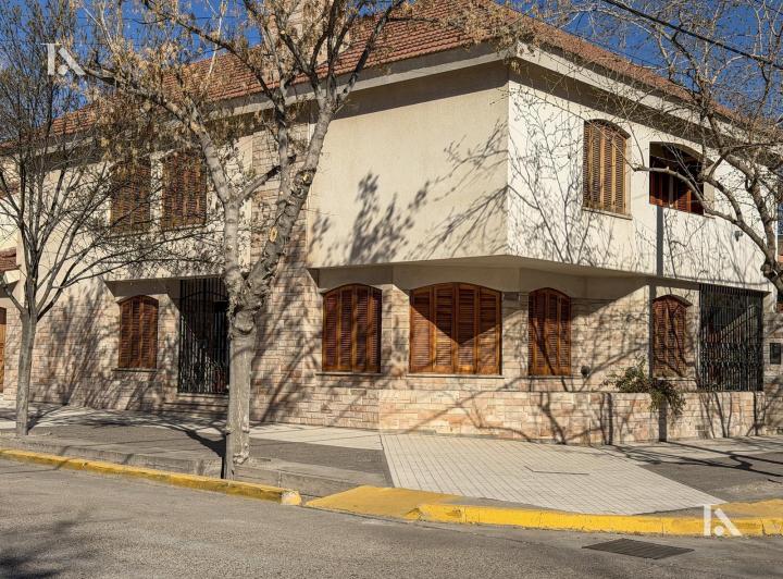 Casa · 307m² · 5 Ambientes · 2 Cocheras