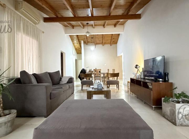 Casa · 178m² · 5 Ambientes · 1 Cochera