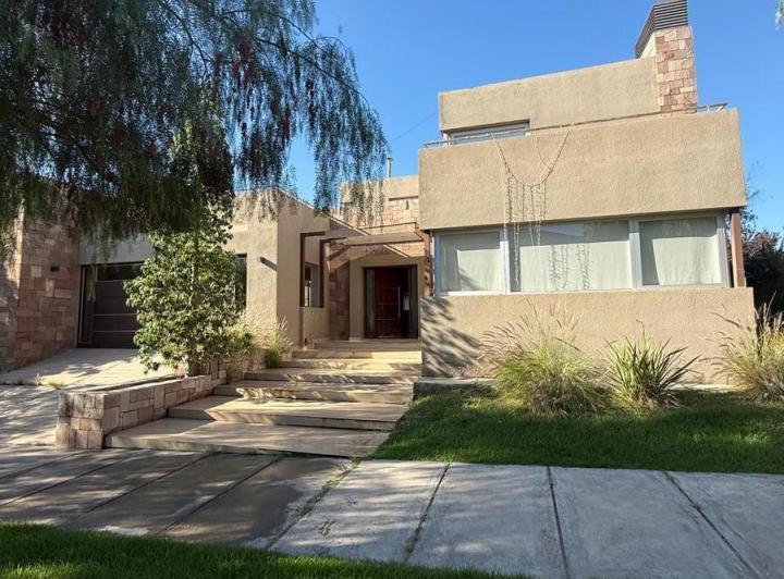 Casa · 322m² · 5 Ambientes · 2 Cocheras