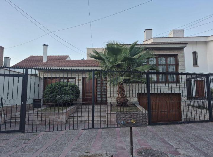 Casa · 268m² · 7 Ambientes · 2 Cocheras