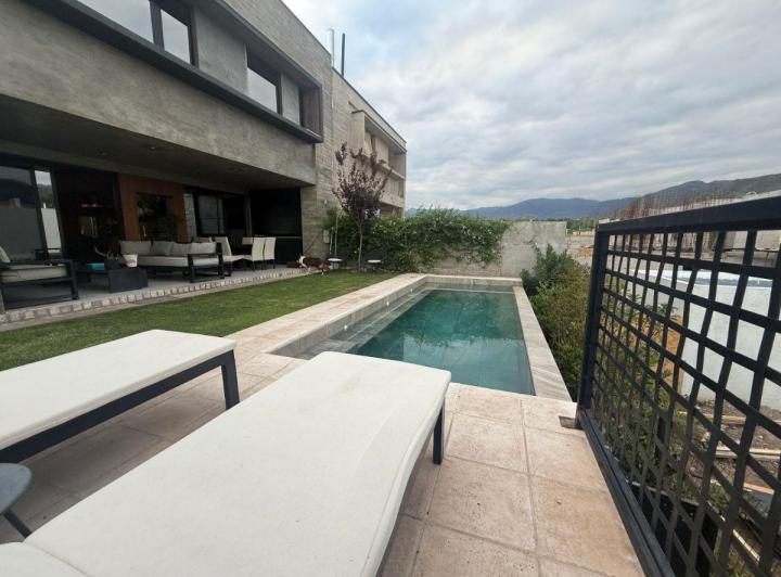 Casa · 240m² · 5 Ambientes · 2 Cocheras