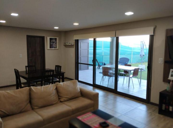 Casa · 210m² · 6 Ambientes · 2 Cocheras