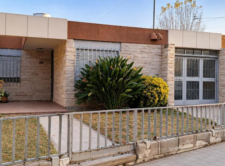 Casa · 240m² · 8 Ambientes · 1 Cochera