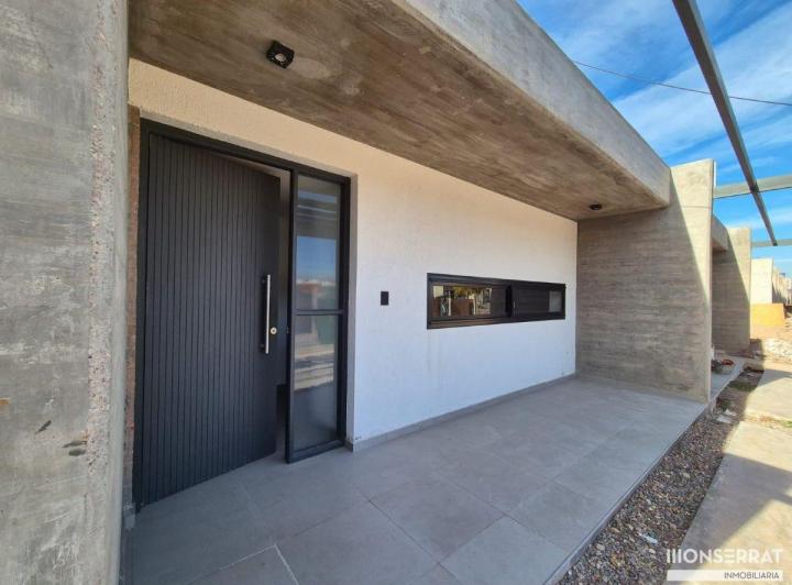 Casa · 101m² · 3 Ambientes · 2 Cocheras