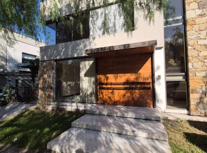 Casa · 220m² · 5 Ambientes · 1 Cochera