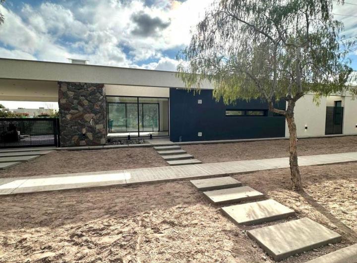 Casa · 196m² · 4 Ambientes · 2 Cocheras