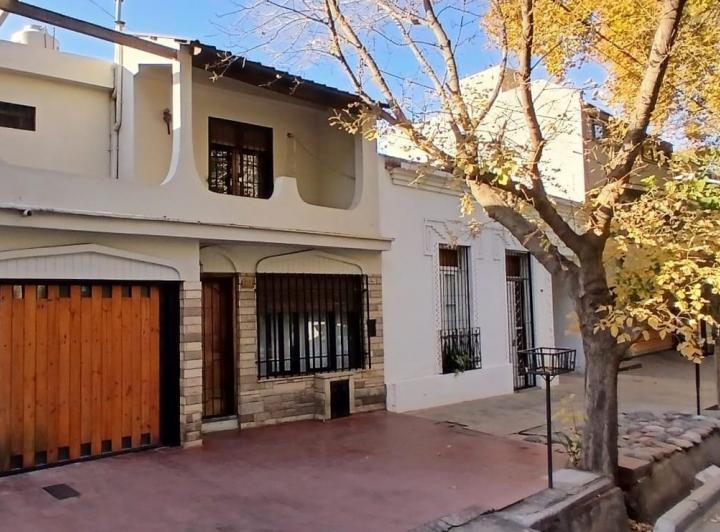 Casa · 133m² · 8 Ambientes · 1 Cochera