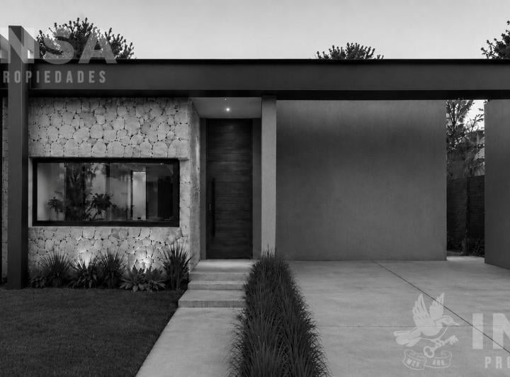 Casa · 135m² · 5 Ambientes · 2 Cocheras