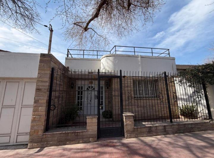 Casa · 174m² · 6 Ambientes · 1 Cochera