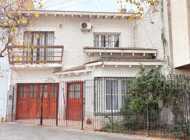 Casa · 174m² · 8 Ambientes · 1 Cochera