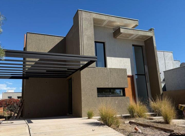 Casa · 170m² · 5 Ambientes · 1 Cochera