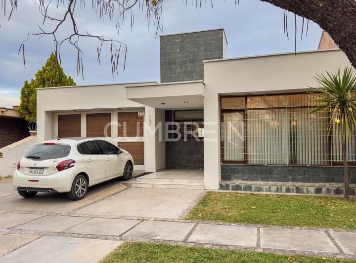 Casa · 249m² · 3 Dormitorios · 2 Cocheras