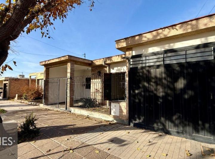Casa · 160m² · 6 Ambientes · 2 Cocheras