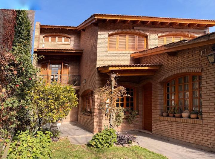 Casa · 359m² · 8 Ambientes · 2 Cocheras