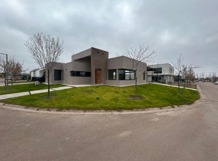 Casa · 163m² · 5 Ambientes · 2 Cocheras