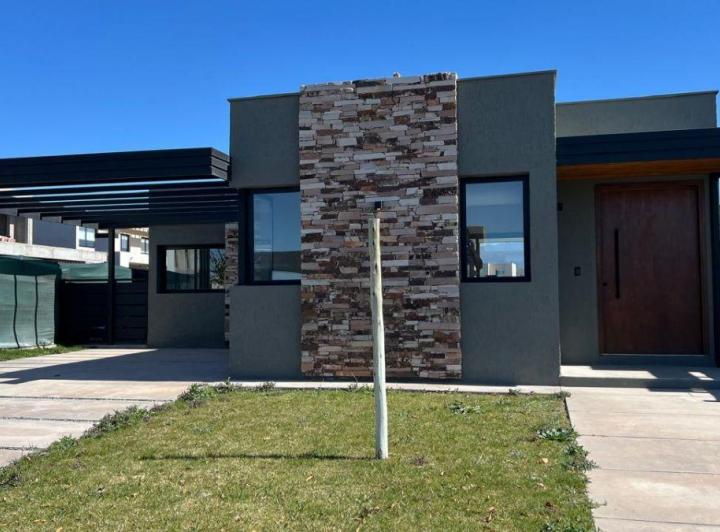 Casa · 210m² · 5 Ambientes · 2 Cocheras