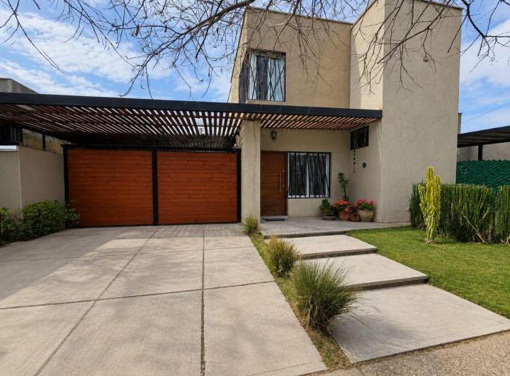 Casa · 136m² · 6 Ambientes · 2 Cocheras