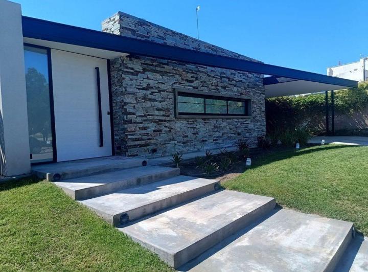 Casa · 133m² · 4 Ambientes · 2 Cocheras
