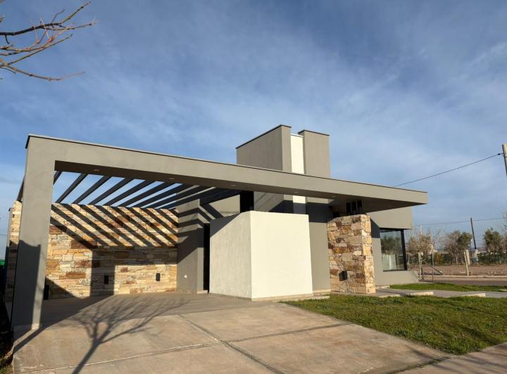 Casa · 140m² · 4 Ambientes · 4 Cocheras
