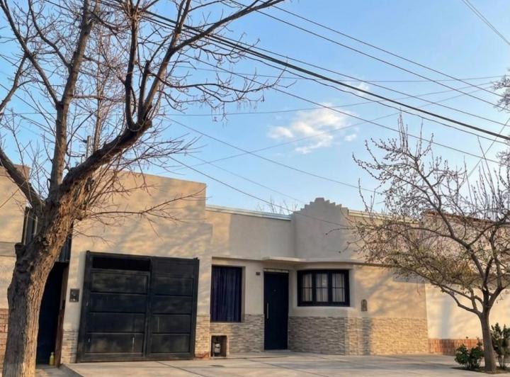Casa · 300m² · 4 Ambientes · 1 Cochera