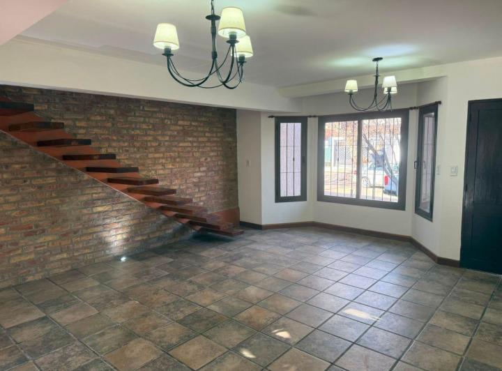 Casa · 140m² · 6 Ambientes · 2 Cocheras