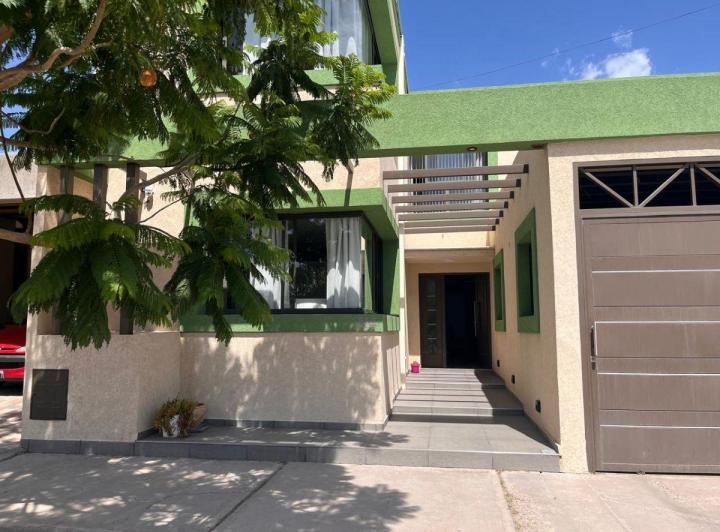 Casa · 230m² · 5 Ambientes · 2 Cocheras