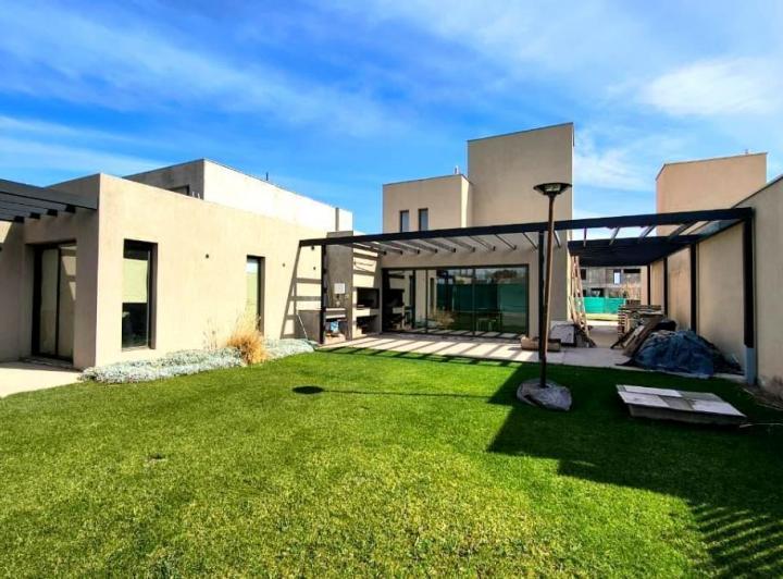 Casa · 378m² · 5 Ambientes · 2 Cocheras