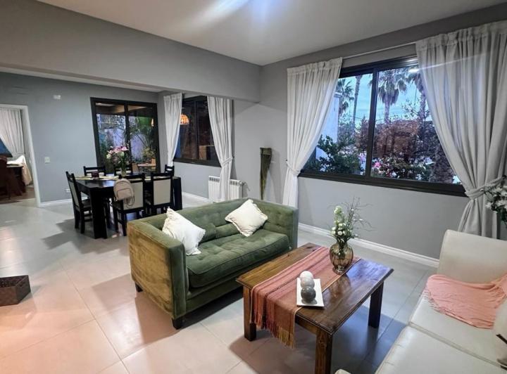 Casa · 346m² · 4 Dormitorios · 2 Cocheras