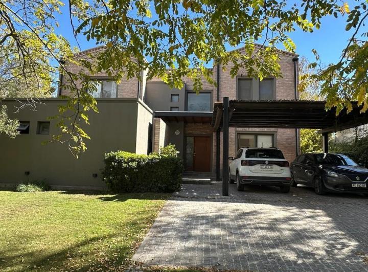 Casa · 323m² · 4 Dormitorios · 2 Cocheras