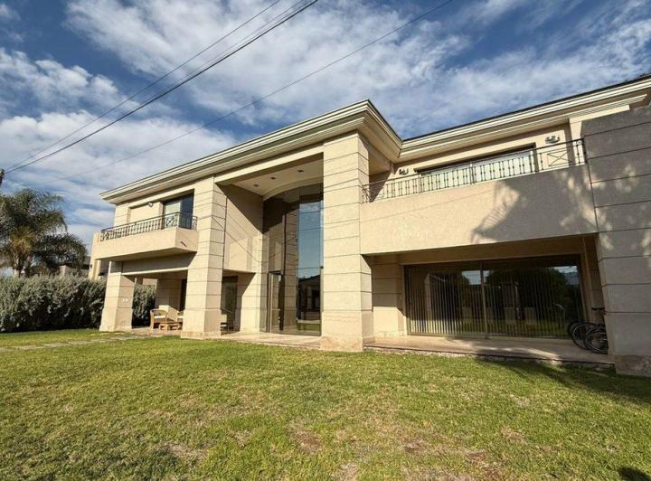 Casa · 800m² · 10 Ambientes · 3 Cocheras